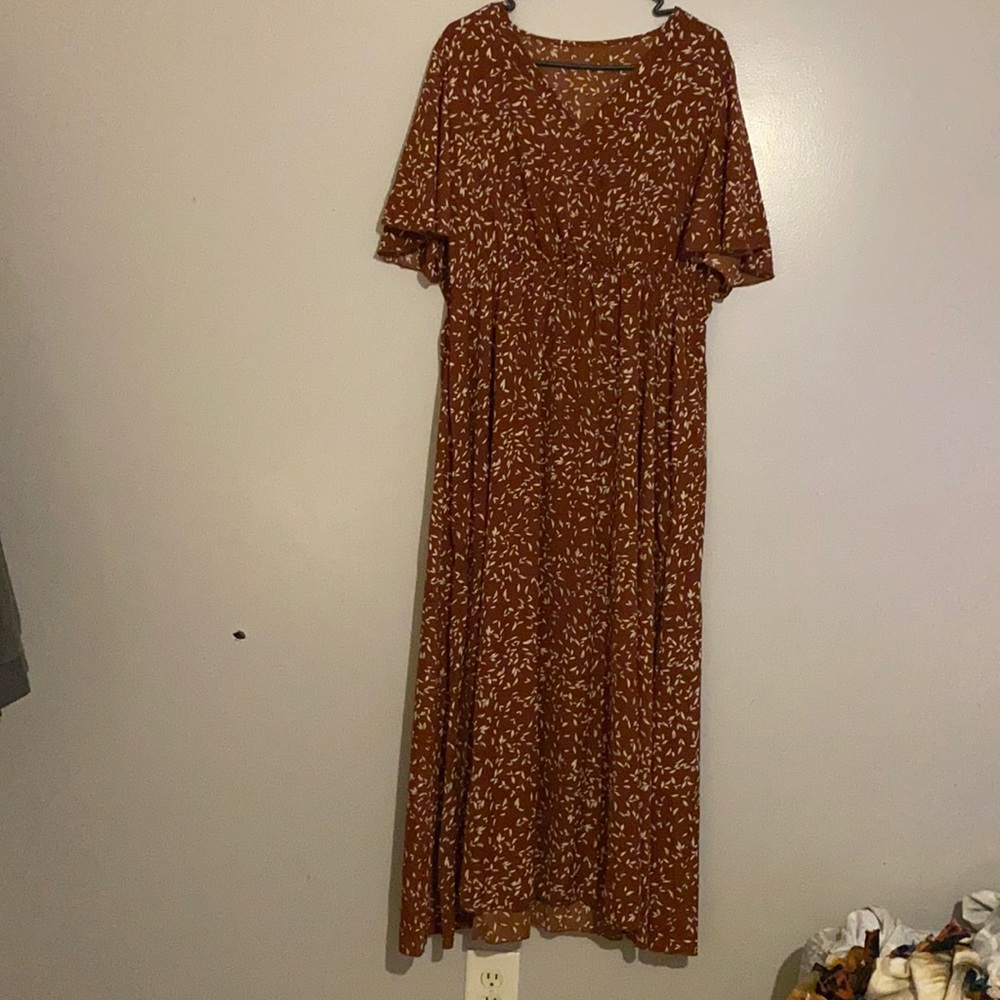 Long Burgundy dress. Never worn it.has an elastic waist band and is floor length